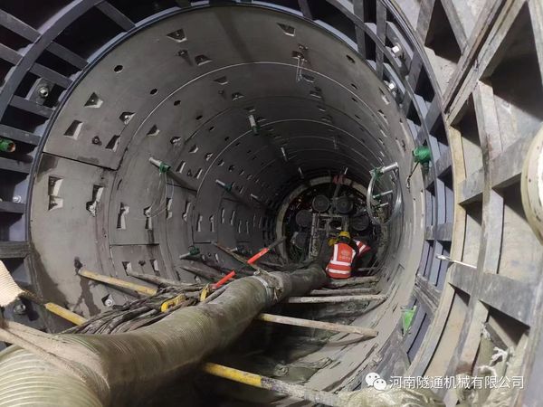熱烈祝賀鄭州地鐵12號線21.4米長富水細砂層機械法聯(lián)絡通道順利貫通！(圖6)